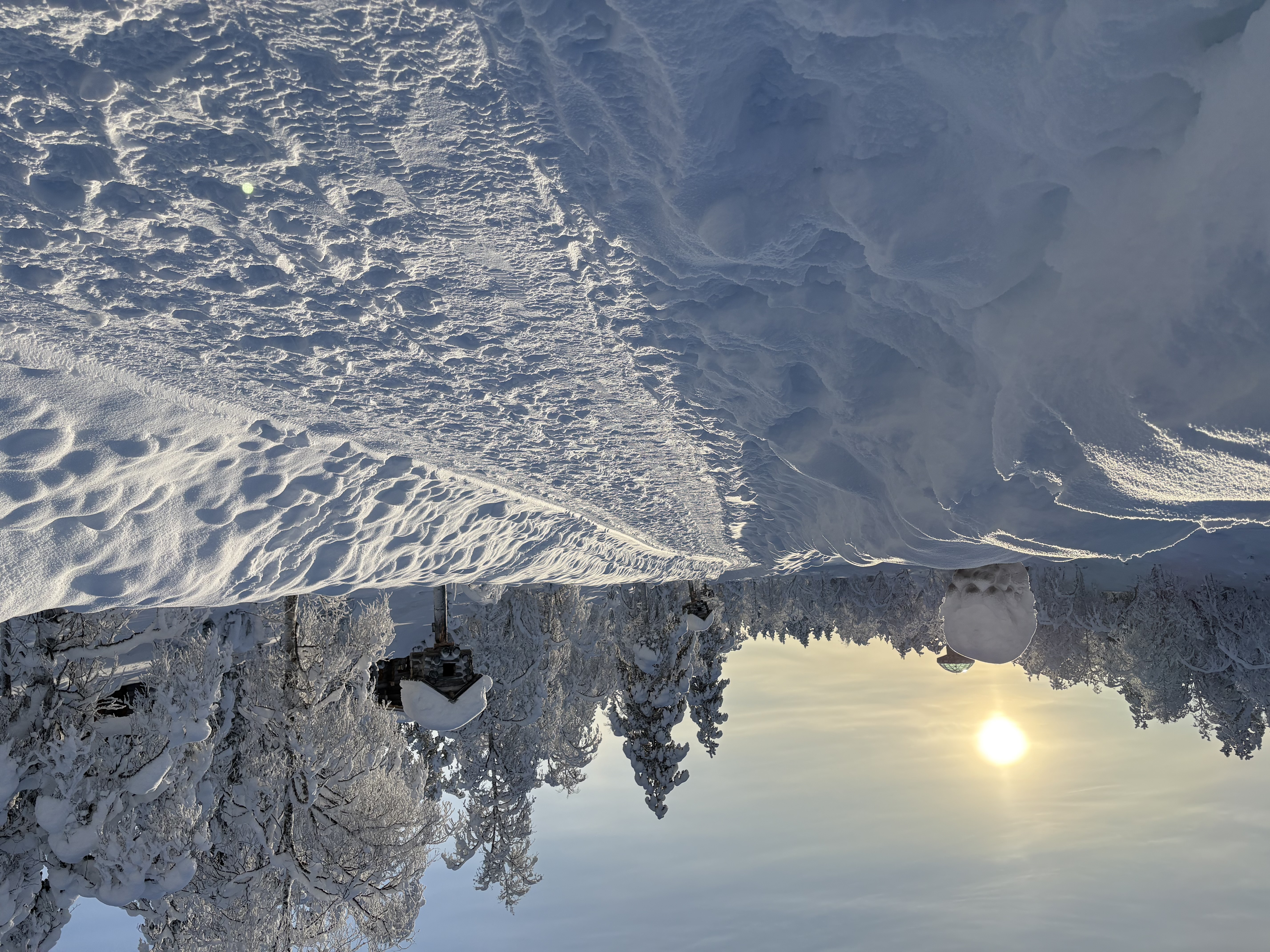 Weg durch Schneelandschaft im Morgenlicht — Metapher für Richtung und Klarheit