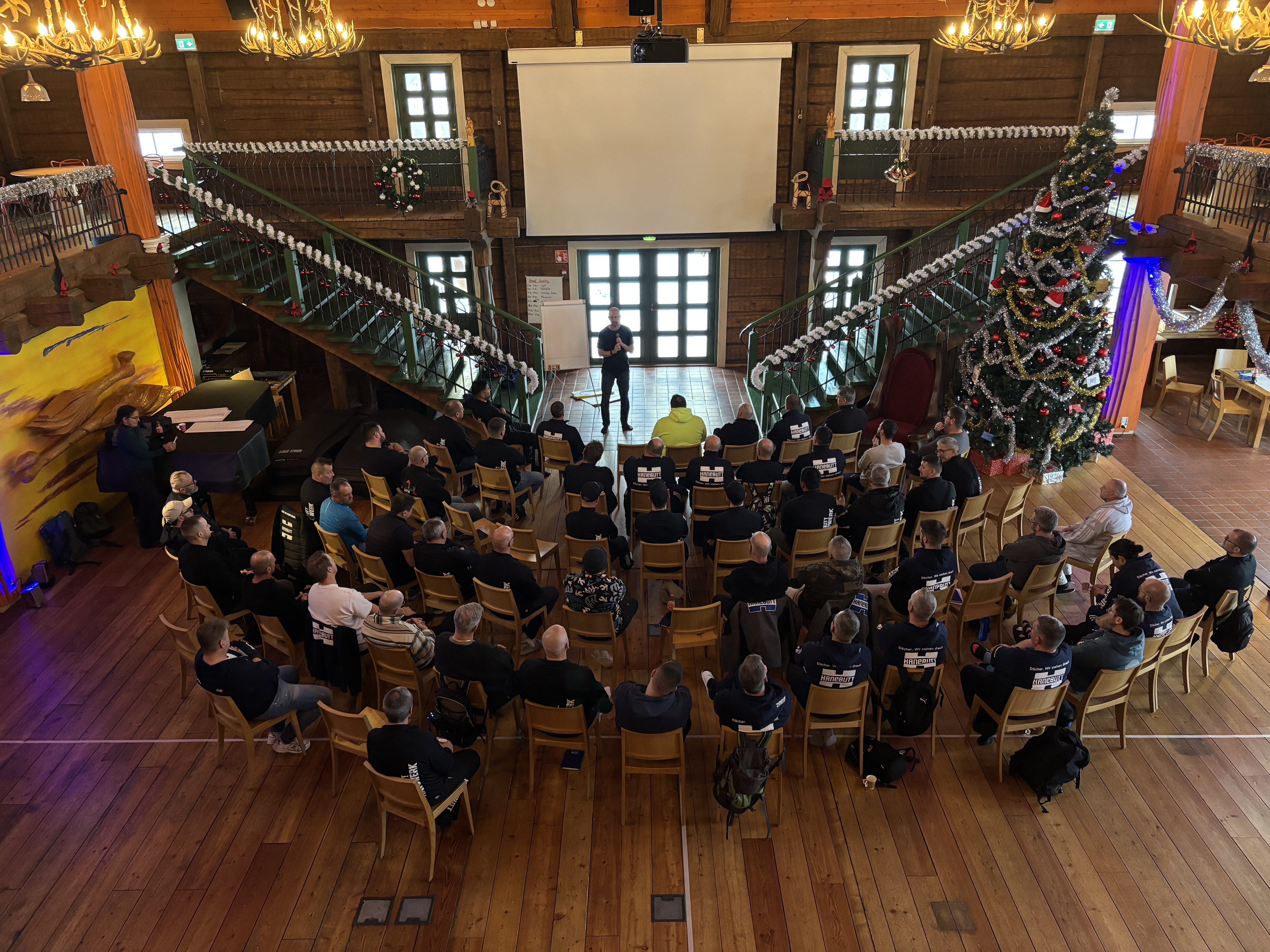 Dr. Matthias Wittfoth spricht vor einer Gruppe